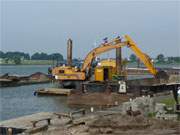 Ausbaggern der alten Schuten: Im Ostseebad Zinnowitz wird der Achterwasserhafen neu gebaut.