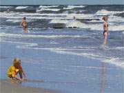 Wellen rollen auf den Strand: Familienspaß am Ostseestrand von Stubbenfelde.