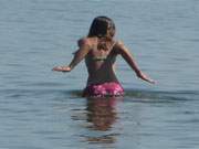 Korrekte Wassertemperatur? Badendes Mädchen in der Ostsee unterhalb des Koserower Streckelsberges.