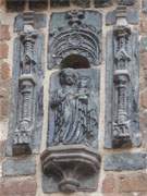 Fassadenschmuck: Ziegelrelief an einer Turmfassade der Kirche Sankt Georgen.