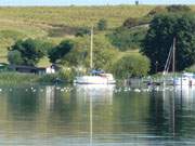 Usedomer Hinterland: Sportboote auf dem Nepperminer See, einem Arm des Achterwassers.