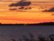 Abendhimmel ber Usedom: Die Sonne ist ber dem Achterwasser untergegangen.