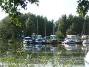 Nachmittag an der Usedomer Achterwasserkste: Hafen von Stagnie im Sonnenschein.