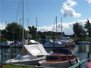 Hier mchte man Boot sein: Sportboote im Achterwasserhafen des Usedomer Bernsteinbades Loddin.