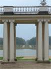 Durchblick auf den Obelisken: Idealisierte Landschaft am Rheinsberger Schloss.