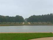 Gestaltete Landschaft: Obelisk am Ufer des Grienericksees gegenber dem Schloss Rheinsberg.