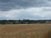 Herbstmotiv: Das Usedomer Dorf Mellenthin hinter weiten Feldern.