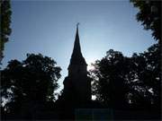 Kirchturm im Gegenlicht: Die Dorfkirche von Mellenthin im Hinterland der Insel Usedom.