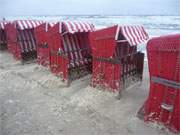 Gischt: Der Sturm treibt Gischtflocken gegen die Strandkrbe am Ostseestrand von Usedom.