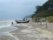 Am Ostseestrand von Stubbenfelde: Fischerboote werden in Sicherheit gebracht.