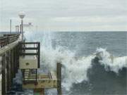 Wellengang: An der Seebrcke des Bernsteinbades Koserow schiet das Ostseewasser empor.