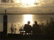 Kontemplation: Ein Paar betrachtet den Sonnenuntergang vom Achterwasserhafen Loddin aus.