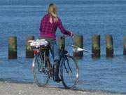 Verkehrsmittel: Radfahren am Ostseestrand des Bernsteinbades ckeritz auf Usedom.