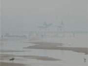 Nebelig: Die Seebrcke des Ostseebades Ahlbeck verschwimmt im Dunst.