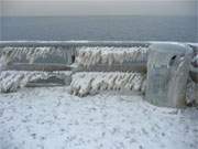 Im Winter geschlossen: Papierkorb auf der winterlich geschmckten Zinnowitzer Seebrcke.