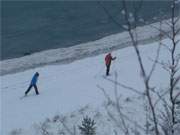 Wintersport auf der Insel Usedom: Skifahrer am Ostseestrand zwischen ckeritz und Bansin.