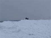 Versteckspiel: Hinter den zum Teil meterhohen Eisbergen am Ostseestrand verschwinden die Spaziergnger.