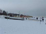 Langsam setzt Tauwetter auf der Insel Usedom ein: Strandbesucher im Ostseebad Koserow.