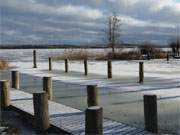 Anleger am Balmer See: Zugefroren ist der kleine Hafen am Golfhotel von Balm.