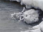 Stachlig: Bizarre Gebilde aus Eis und Sand in der Ostsee nahe des Ostseebades Zinnowitz.