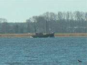 Auf dem Peenestrom: Ein Fischerboot fhrt zwischen Lassan und dem Lieper Winkel entlang.