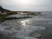 Winter an der Achterwasserkste Usedoms: Der Wind hat Eis auf dem Achterwasser zusammengetrieben.