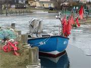Fischernetze: Neues Eis auf dem Achterwasser verhindert die Fischerei zunchst.
