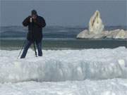 Muss auch mal auf's Bild: Der Usedom-Fotograf weit drauen auf dem Eis.