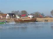 Kaum noch reparabel: Altboot im Hafen von Westklne auf dem Usedomer Winkel.