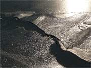 Tektonische Platten: Ein Riss im Eis des Achterwassers gibt offenes Wasser frei.
