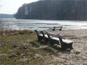 Kalt aber wunderschn: Sitzbnke am Ufer des Wolgastsees im Hinterland der Insel Usedom.