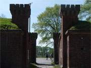 Eingang: Dstere Zinnen schmcken das Tor der westlichen Hafenfestung von Swinemnde.