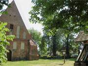 Sinnenfroh: Die kleine Dorfkirche von Garz im Haffland der Insel Usedom.