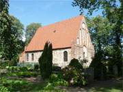 Im Sonnenschein: Der Kirchhof der kleinen Dorfkirche von Garz.