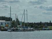 Auf dem Usedom nahegelegenen Festland: Bootswerft neben der Marina Krslin am Peenestrom.