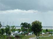 Regen naht: Der kleine Fischer- und Sportboothafen des Seebades Loddin am Achterwasser.
