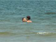 Romantik im Ostseeurlaub: Paar im Ostseewasser nahe des Ostseebades Bansin.