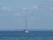 Auf dem Weg nach Swinemnde: Segelboot vor der Ostseekste der Insel Usedom.