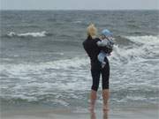Blick auf die unruhige Ostsee: Mutter mit Kind am Strand des Ostseebades Zinnowitz auf Usedom.