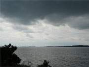 Dramatisches Licht: Dunkle Regenwolken ziehen vom Festland ber den Peenestrom auf die Insel Usedom.