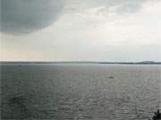 Dunkle Wolken: Blick ber den Peenestrom vom Mwenort auf der Usedomer Halbinsel Gnitz.