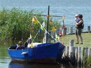Mit dem Fischerboot aufs Achterwasser: Hafenfest am Achterwasserhafen des Bernsteinbades Loddin.