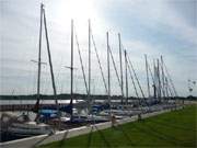 Aufgereiht: Segelboote im neuen Achterwasserhafen des Ostseebades Zinnowitz auf Usedom.