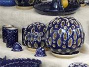 Dekoration aus Keramik: Interessante Dekorationsgegenstnde auf dem Klpinseer Tpfermarkt.
