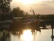 Fischerboot in der Abendsonne: Ein Sptsommertag am Achterwasserhafen von Loddin.
