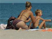 Sonnenschutz: Mutter und Kind am breiten Ostseestrand zwischen Klpinsee und ckeritz.