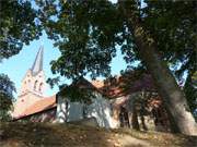 Auf einer Anhhe in unmittelbarer Nhe des Hafens liegt die Kirche von Krummin.