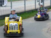 Groer Spa fr Kinder: "Autofahren" an der Strandpromenade des Ostseebades Zinnowitz.