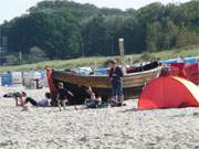 Das Fischerboot umlagert: Viele Kinder am Strandzugang von Klpinsee.