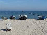 Am Fu des Teufelsberges: Fischerboote auf dem Ostseestrand von Stubbenfelde.